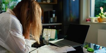 Federal vs. Private Student Loans: Which Loan is Right for You? - Cover Image